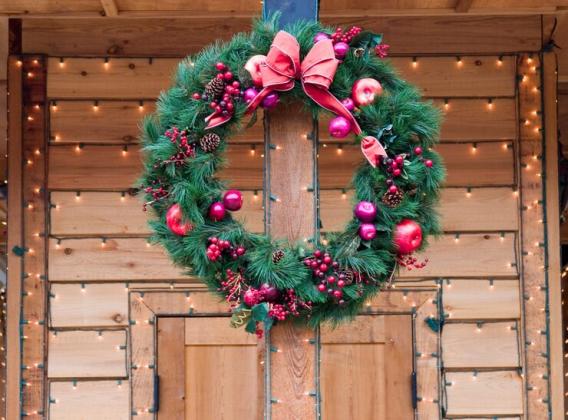 Decorative Door Wreaths: Elevate Your Entryway with Natural Elegance