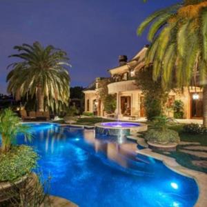 Dream Waterfront Property for Sale – Breathtaking Views Await!