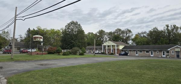 Colonial West Motel