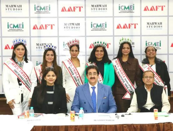 Sandeep Marwah Honours Winners of Mrs. India Queen of Substance 2024