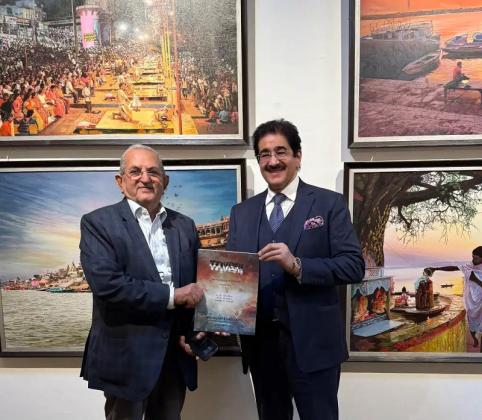 Sandeep Marwah Visits Art Exhibition by Senior Artist Lekhraj Gandhi at Visual Art Gallery