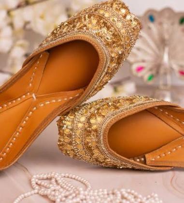 Gulbahar Punjabi Juttis: Timeless Elegance with Each Step
