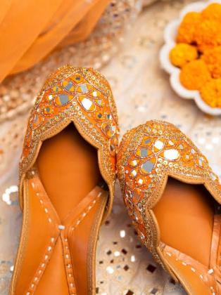 Gulbhahar Punjabi Juttis: A Blend of Tradition and Craftsmanship