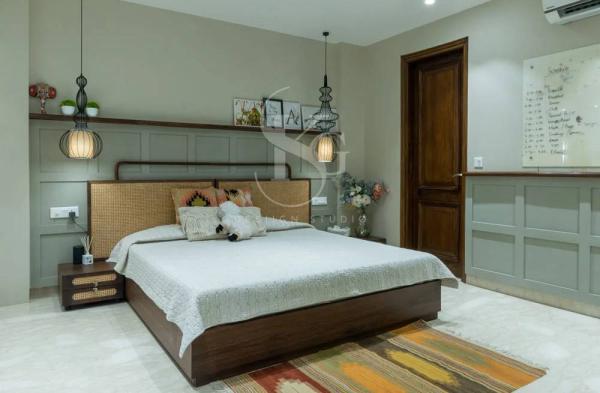 In what ways do interior architects in Delhi stay updated on the latest design trends and technologies?