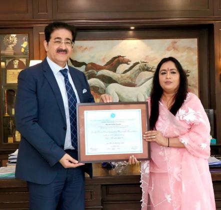 Sandeep Marwah Presents Life Membership of WPDRF to Spiritual Leader Dr. Shubhangi Sakshi