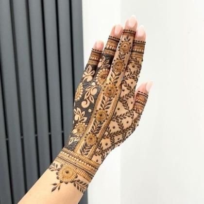 The Best Mehndi Services in Ahmedabad for Your Big Day