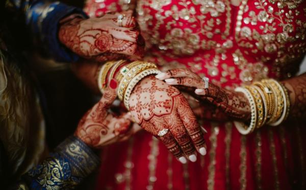 Book top mehndi artists in Gurgaon to get the perfect look for your wedding celebrations