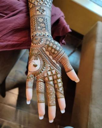 Elegant and detailed art by top mehndi artists in Gurgaon for every bride