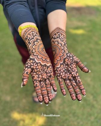 Every bride deserves the best bridal mehandi artist in Chandigarh for her day